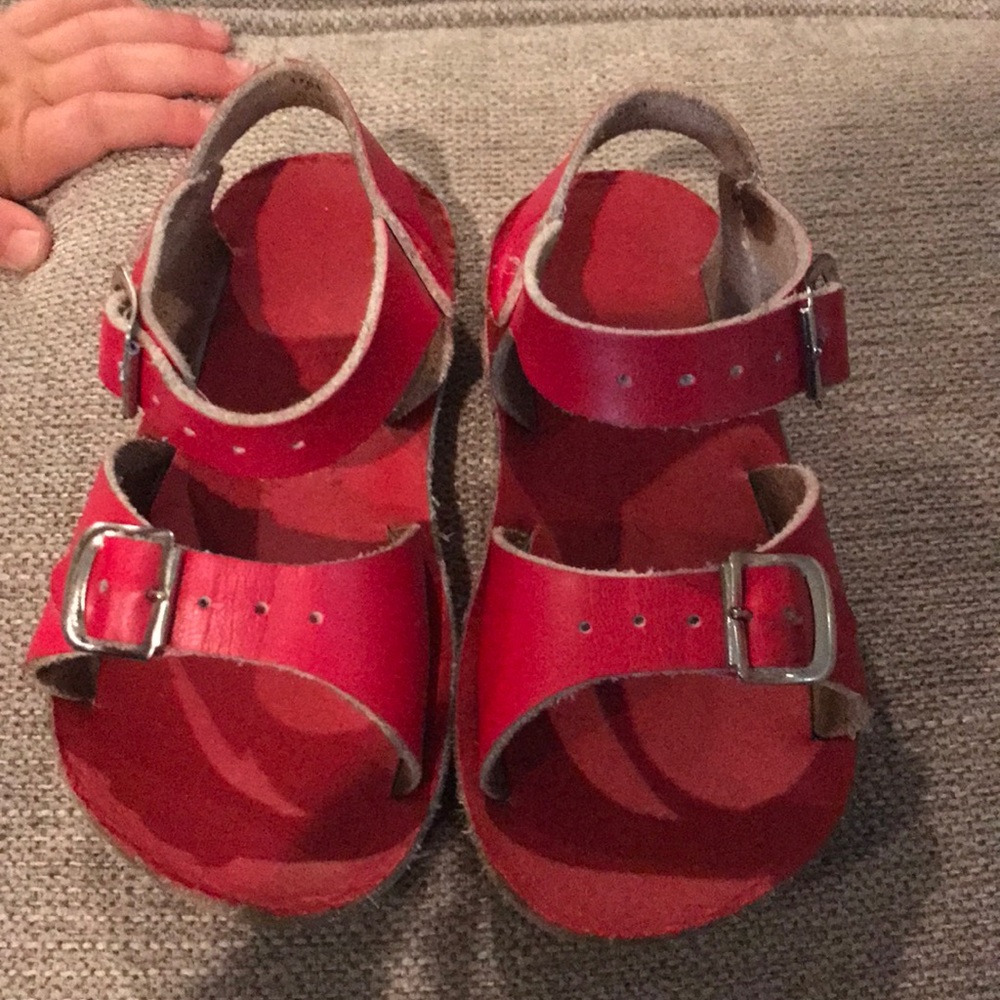SunSans red surfers